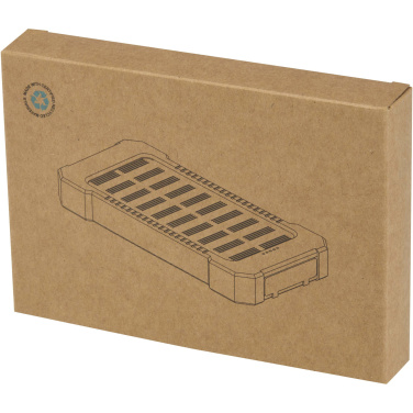 Logo trade liikelahja mainoslahja tuotekuva: Altair 5 000 mAh:n ja 10 W:n kierrätysmuovista valmistettu kestävä aurinkoenergialla toimiva varavirtalähde, jossa on sisäänrakennettu taskulamppu