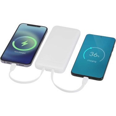 Logotrade liikelahja tuotekuva: Adhil 10 000 mAh:n ja 10 W:n kierrätetystä muovista valmistettu varavirtalähde, jossa on kaksi sisäänrakennettua kaapelia