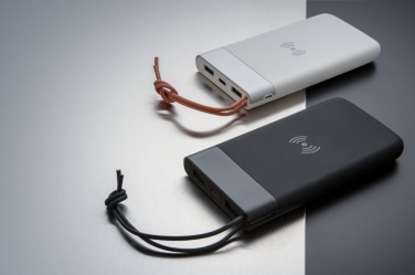 Logotrade kampanjprodukter bild: Aria 8.000 mAh 5W powerbank med trådlös laddning