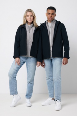 Logotrade profilprodukter bild: Iqoniq Makalu soft shell herrjacka i återvunnen polyester