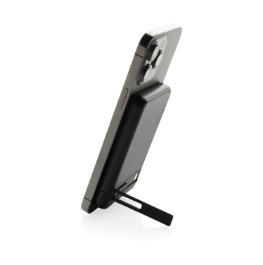 Logotrade kampanjprodukter bild: Zen RCS plast 5000 mah 5W magnetisk powerbank i bambu