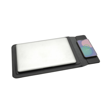 Logotrade profilprodukter bild: Swiss Peak 15W magnetiskt laddningsfodral för laptop 14-15,6